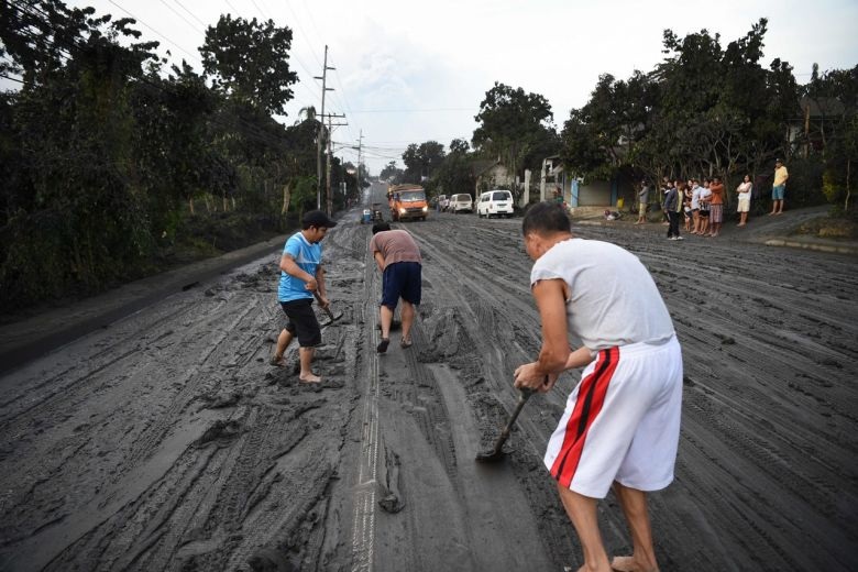 Núi lửa Philippines phun trào dung nham đỏ rực, dân khốn khổ vì tro bụi dày đặc - 11 Núi lửa Philippines phun trào dung nham đỏ rực, dân khốn khổ vì tro bụi dày đặc - 11