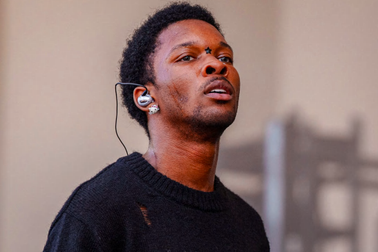 Tìm thấy thi thể của cô gái 15 tuổi phân hủy trên xe của ca sĩ nổi tiếng