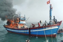 Kéo tàu cá cháy ngùn ngụt vào bờ để chữa cháy