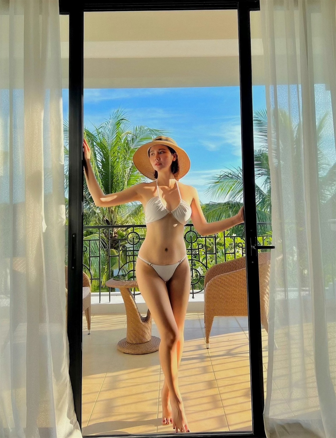 Huyền Lizzie Thương ngày nắng về nóng bỏng với bikini - 2 Huyền Lizzie Thương ngày nắng về nóng bỏng với bikini - 2