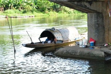 Ngủ ở móng cầu, bé 3 tuổi chết đuối