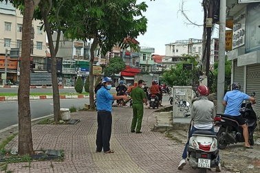 TPHCM: Để 100 người tụ tập gửi nhận hàng, bãi giữ xe bị phạt 30 triệu đồng