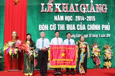 Rộn ràng khai giảng, tự hào đón nhận cờ thi đua Chính phủ