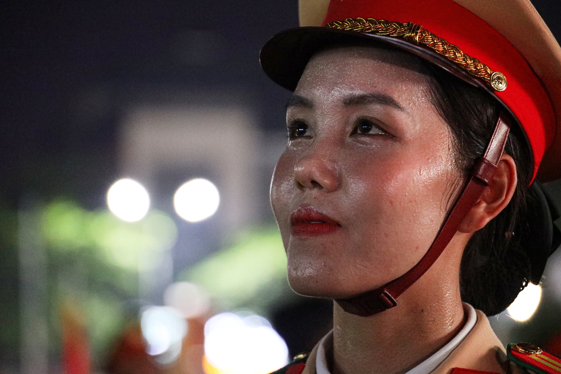 Người dân Điện Biên quạt mát cho các chiến sĩ tập luyện diễu binh giữa đêm - 11 Người dân Điện Biên quạt mát cho các chiến sĩ tập luyện diễu binh giữa đêm - 11