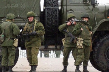 Nga cấp hộ chiếu cho cảnh sát Ukraine, thừa nhận đưa quân vào Crimea