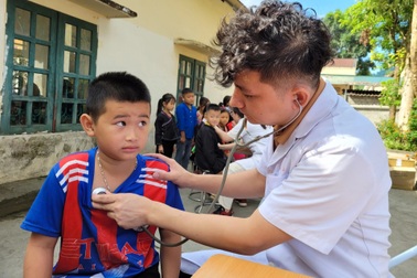 Hơn 400 học sinh vùng cao được sàng lọc bạch hầu, nhận quà Trung thu