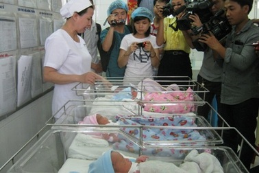 Chi cục DS - KHHGĐ bối rối với trường hợp sinh 5