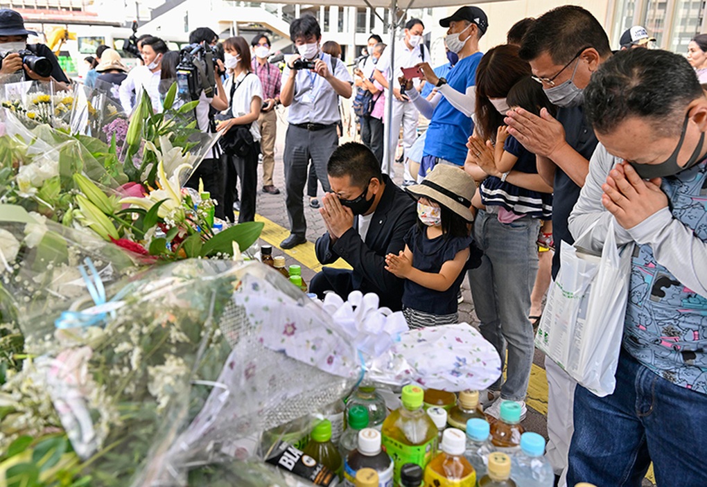 Người Nhật bàng hoàng, tiếc thương cựu Thủ tướng Abe ra đi đột ngột - 9 Người Nhật bàng hoàng, tiếc thương cựu Thủ tướng Abe ra đi đột ngột - 9