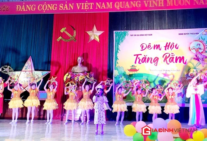 Các em nhỏ được tham gia chương trình văn nghệ đặc sắc, hấp dẫn tại đêm hội.