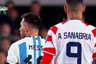 Lionel Messi phản ứng bất ngờ khi bị đối thủ "phun mưa"