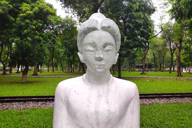 Bị phản ứng dữ dội, tượng ở Công viên Thống Nhất lại đổi màu sơn