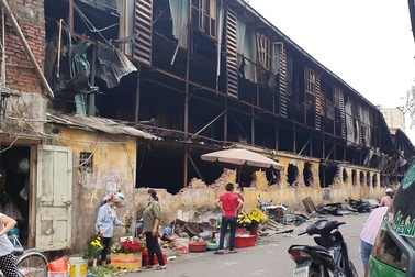 Mùi ô nhiễm nồng nặc, quán cháo lòng gần công ty Rạng Đông vẫn chật kín khách