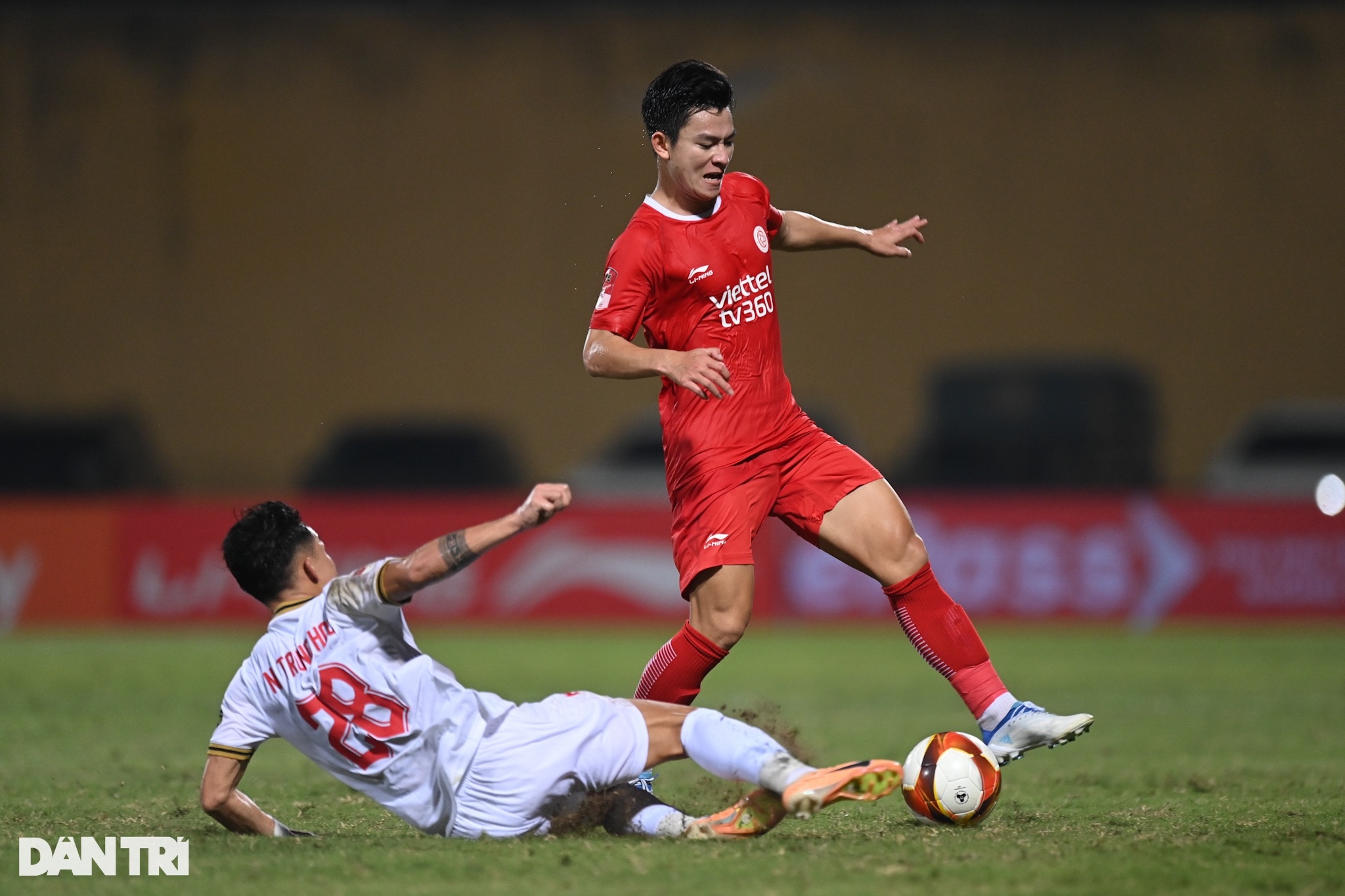 Bui Tien Dung ជួយក្លឹប Viettel ឈ្នះ ៣ ពិន្ទុ, Thanh Hoa យកឈ្នះ SL Nghe An - ១ Bùi Tiến Dũng giúp CLB Viettel giành 3 điểm, Thanh Hóa đánh bại SL Nghệ An - 1