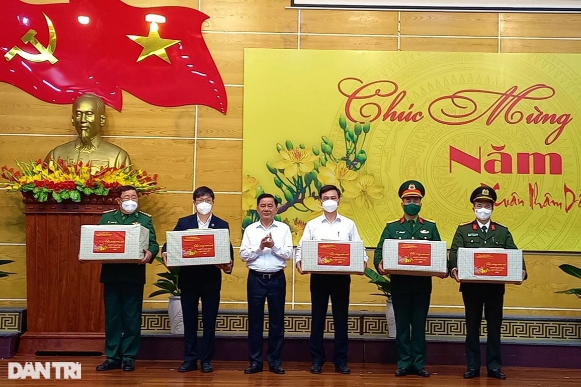 Chủ nhiệm UBKT Trung ương tặng quà Tết gia đình chính sách, hộ nghèo - 1 Chủ nhiệm UBKT Trung ương tặng quà Tết gia đình chính sách, hộ nghèo - 1