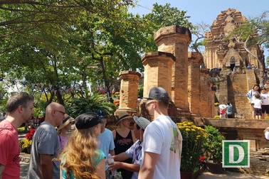 Về Nha Trang thăm Tháp bà, xem múa Chăm ngày Tết Mậu Tuất