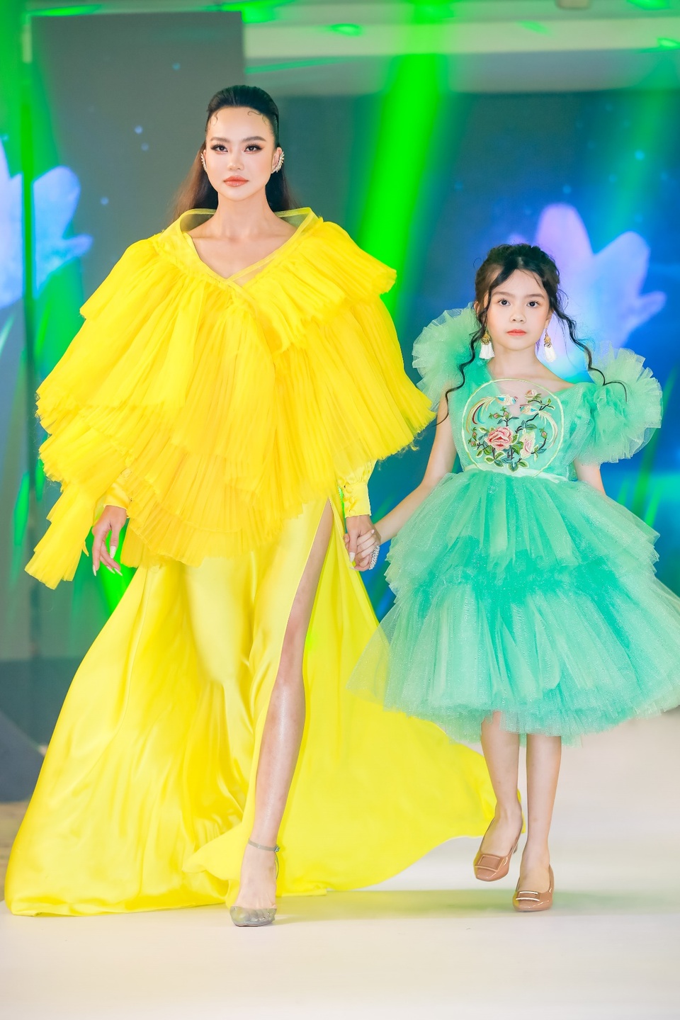 Hoa hậu Hương Giang tái xuất sàn diễn hậu scandal bị tẩy chay - 7