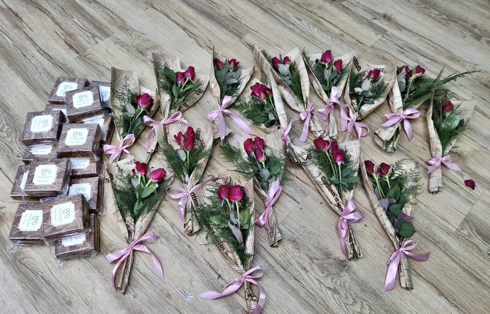 Nụ cười rạng rỡ của những cô lao công khi được tặng hoa ngày 20/10 - 2 Nụ cười rạng rỡ của những cô lao công khi được tặng hoa ngày 20/10 - 2
