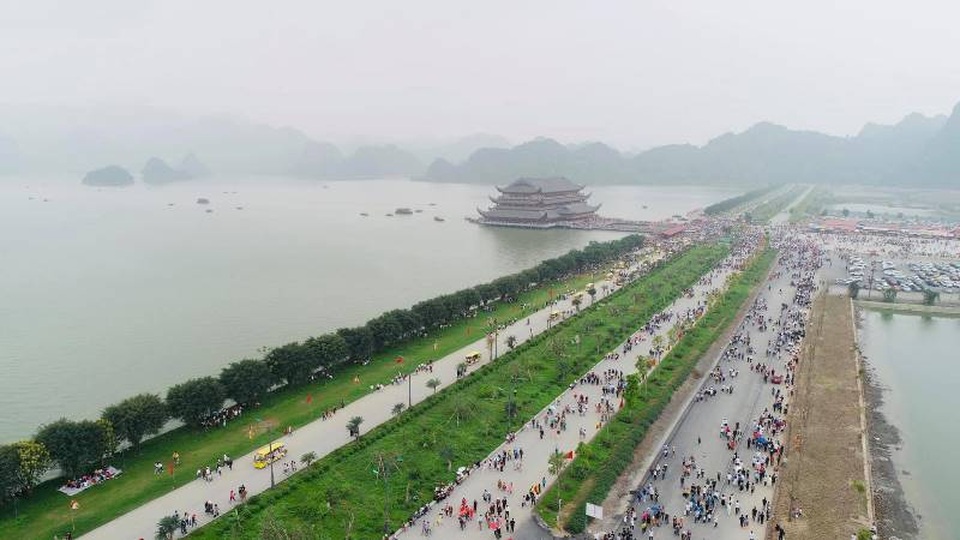 Biển người đổ về chùa Tam Chúc ngày cuối tuần - 2 Biển người đổ về chùa Tam Chúc ngày cuối tuần - 2