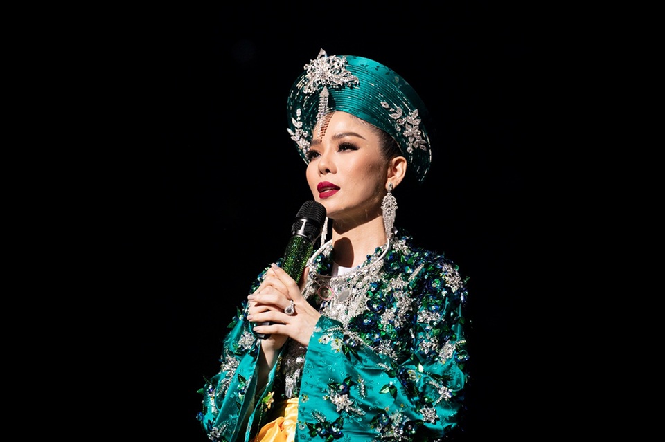 Lệ Quyên hát... chầu văn cùng mẹ 80 tuổi trong liveshow của mình - 5 Lệ Quyên hát... chầu văn cùng mẹ 80 tuổi trong liveshow của mình - 5