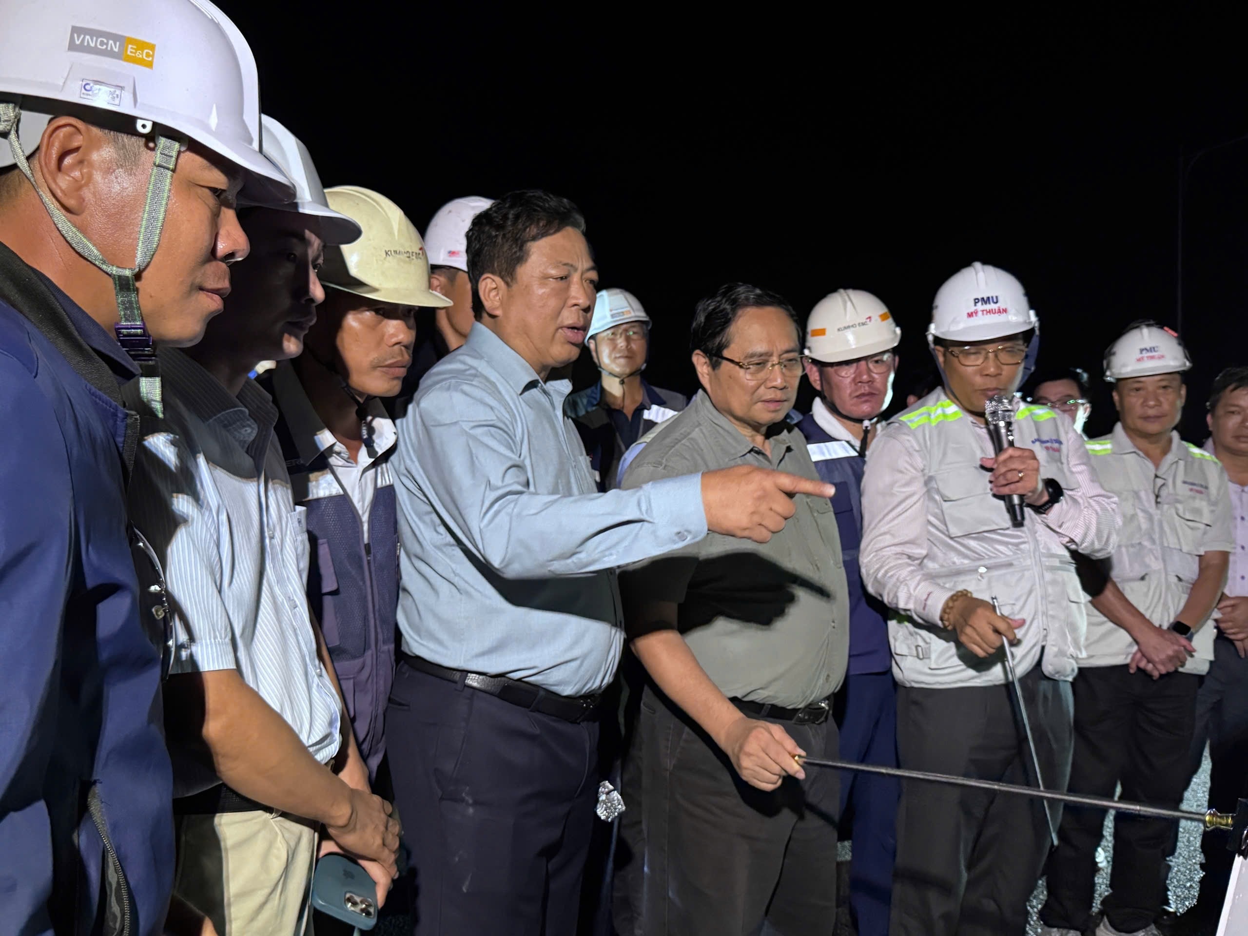 Thủ tướng kiểm tra tiến độ cầu Nhơn Trạch trong đêm - 1