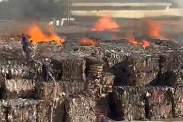 Cháy ngùn ngụt tại bãi chứa giấy phế liệu ở Ninh Bình