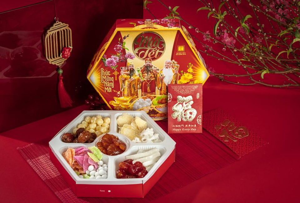 Hộp mứt lục lăng thắt nơ đỏ - Ký ức Tết huyền thoại của người Hà Nội - 2 Hộp mứt lục lăng thắt nơ đỏ - Ký ức Tết huyền thoại của người Hà Nội - 2