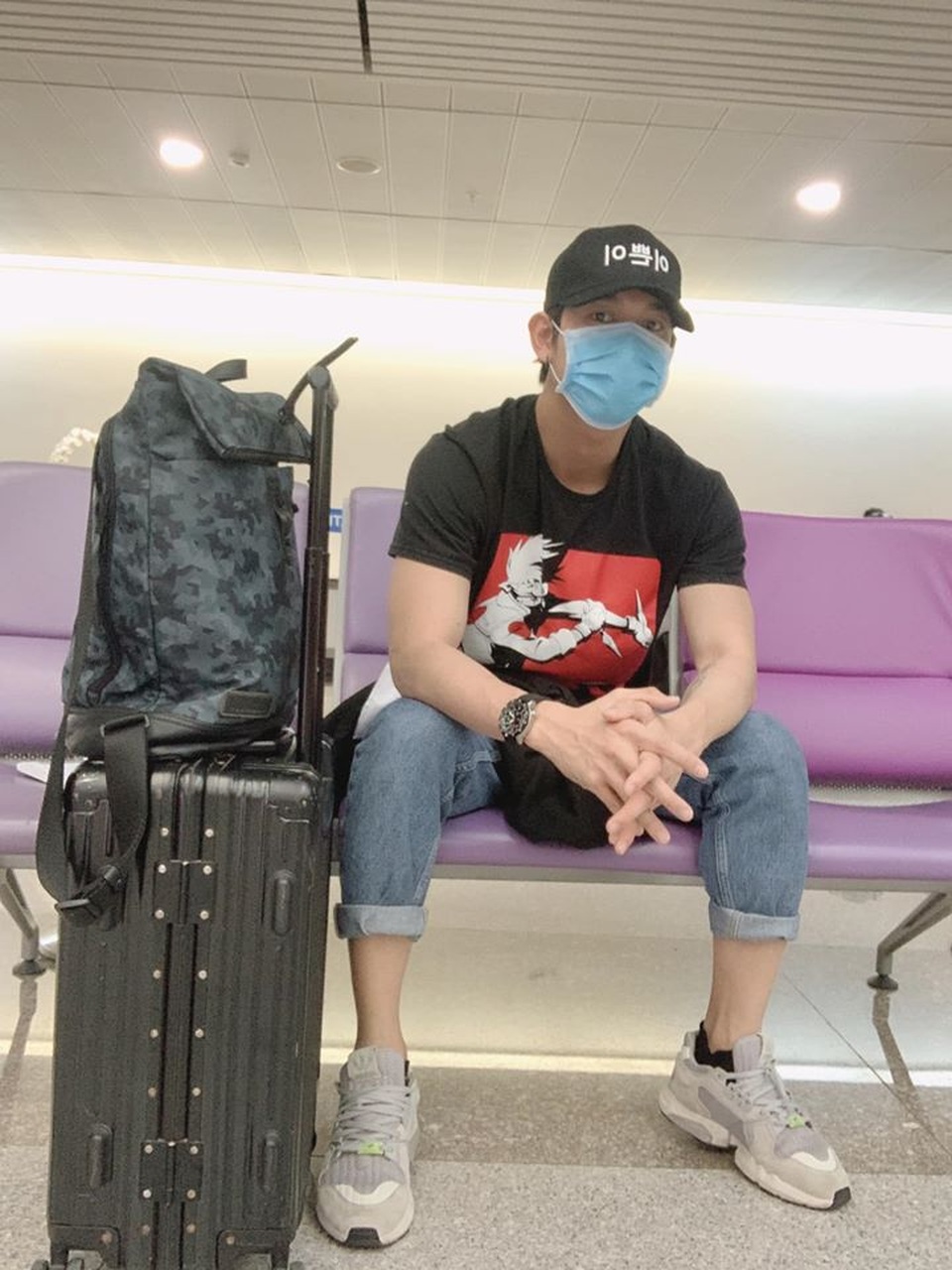 Nam diễn viên “Hậu duệ mặt trời” phiên bản Việt tự cách ly sau khi về từ Mỹ - 3 Nam diễn viên “Hậu duệ mặt trời” phiên bản Việt tự cách ly sau khi về từ Mỹ - 3