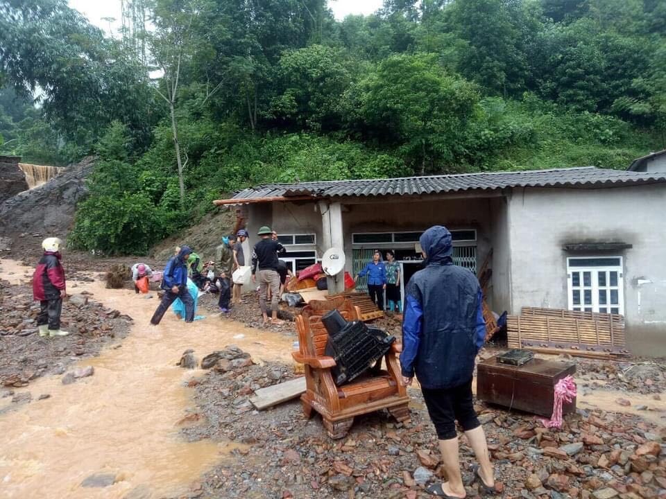 Bé gái 3 tuổi đang ngủ trong nhà bị lũ cuốn trôi - 1 Bé gái 3 tuổi đang ngủ trong nhà bị lũ cuốn trôi - 1