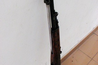 Một khẩu súng CKC tự nhiên “rơi” vào nhà Bí thư chi bộ