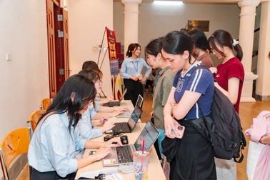 Sinh viên chia sẻ thắc mắc với nhân chứng lịch sử ở tuyến đường Trường Sơn