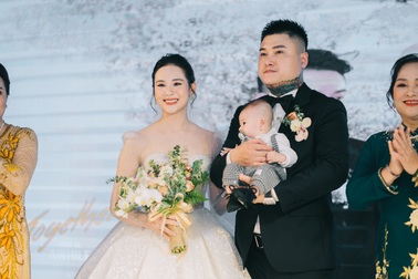 Vũ Duy Khánh hạnh phúc ngọt ngào bên vợ mới cưới kém 10 tuổi