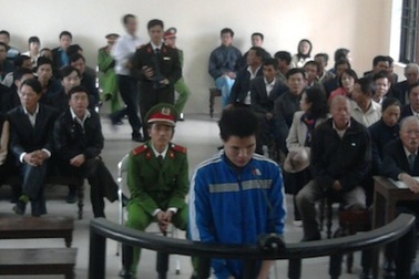 Đâm chết vợ cũ ngay tại đồn công an, lĩnh án chung thân