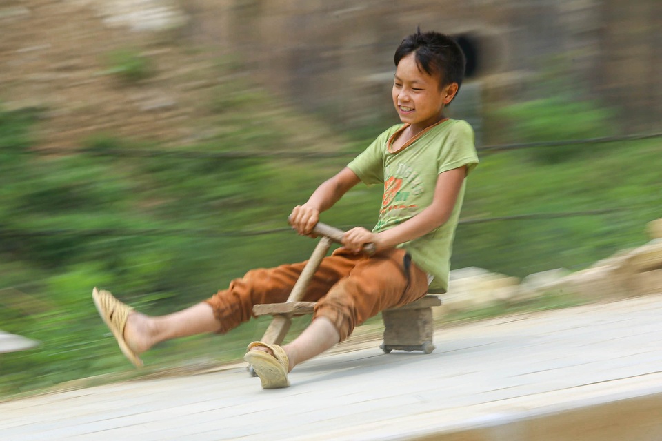 Thót tim xem màn “đua xe” tự chế của trẻ em vùng cao ở Sa Pa - 4 Thót tim xem màn “đua xe” tự chế của trẻ em vùng cao ở Sa Pa - 4