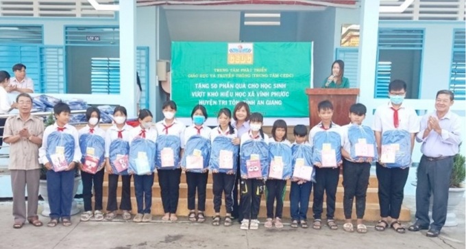 Trung tâm CEDC trao tặng quà cho học sinh có hoàn cảnh khó khăn tại xã Vĩnh Phước, tỉnh An Giang.