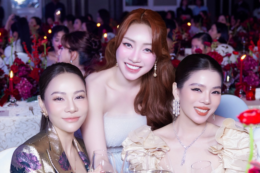 Lệ Quyên diện trang phục gợi cảm, khoe vòng eo con kiến ở tuổi U50 - 2 Lệ Quyên diện trang phục gợi cảm, khoe vòng eo con kiến ở tuổi U50 - 2