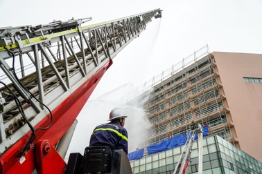 Hàng trăm cảnh sát phòng cháy chữa cháy diễn tập ở Hà Nội