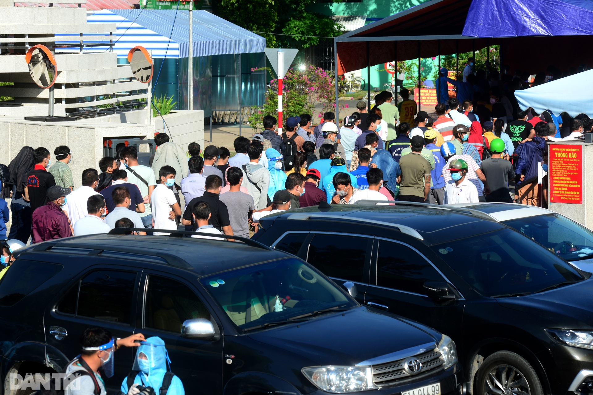 Hàng nghìn người ùn ùn làm xét nghiệm Covid-19, bệnh viện quá tải - 1 Hàng nghìn người ùn ùn làm xét nghiệm Covid-19, bệnh viện quá tải - 1