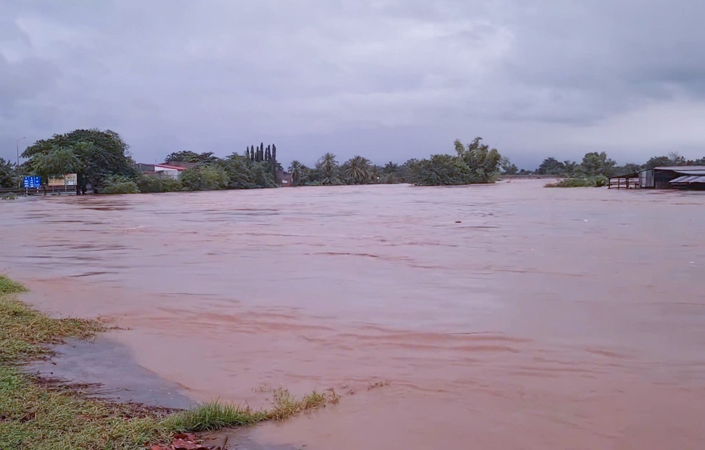 Nước lũ dâng nhanh, quốc lộ 1 qua Lâm Đồng bị ngập sâu - 2 Nước lũ dâng nhanh, quốc lộ 1 qua Lâm Đồng bị ngập sâu - 2
