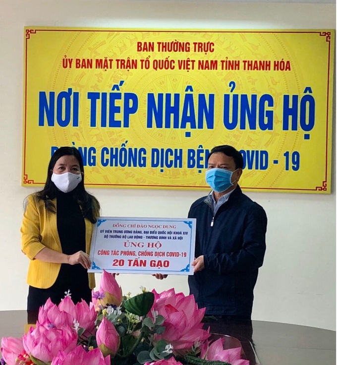 Tiếp-nhận-quà-của-Bộ-trưởng.jpg