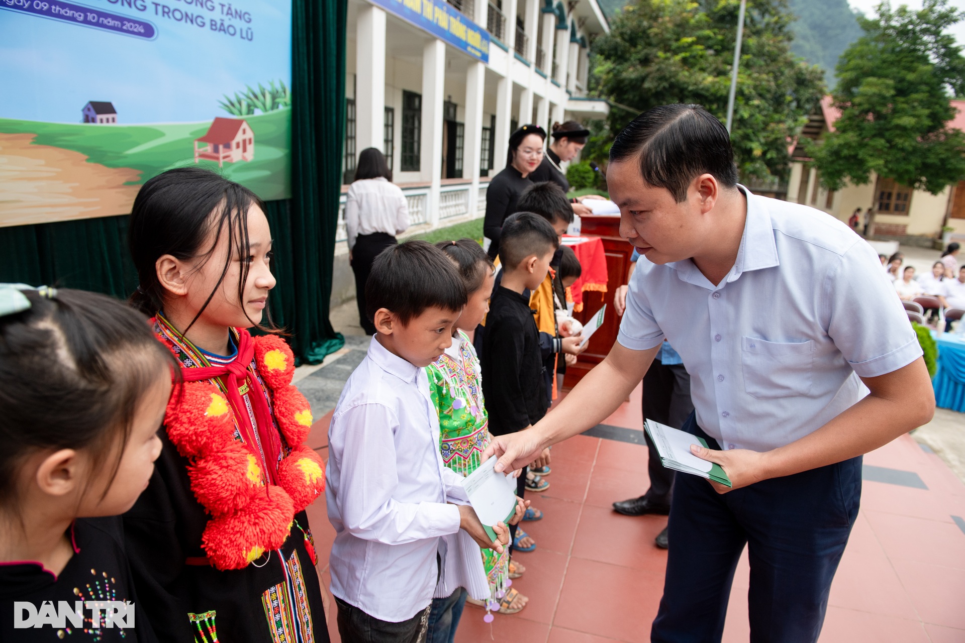 Trao những phần quà đặc biệt tới 200 học sinh và các trường tại Tuyên Quang - 9 Trao những phần quà đặc biệt tới 200 học sinh và các trường tại Tuyên Quang - 9