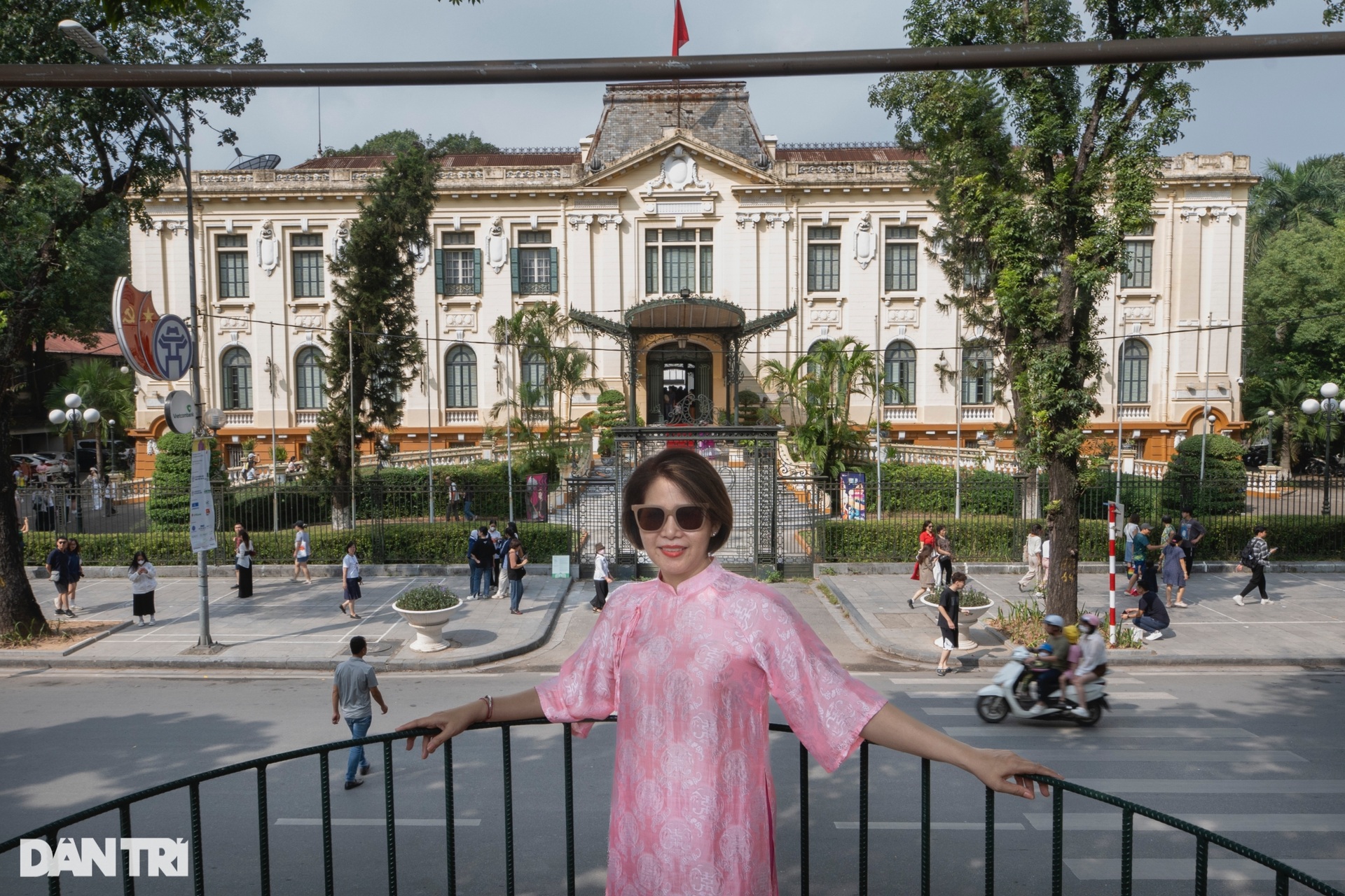 Người dân xếp hàng dài chờ vào tòa Bắc Bộ Phủ lần đầu đón khách tham quan - 15 Người dân xếp hàng dài chờ vào tòa Bắc Bộ Phủ lần đầu đón khách tham quan - 15