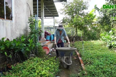 Ba đứa trẻ không nhà, mồ côi cha vì Covid-19