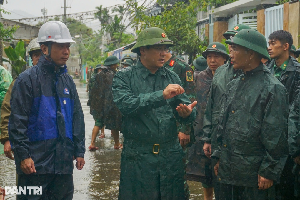 Sông Hàn “no nước”, sóng biển dội mạnh trước giờ bão Fengshen áp sát - 2 Sông Hàn “no nước”, sóng biển dội mạnh trước giờ bão Fengshen áp sát - 2