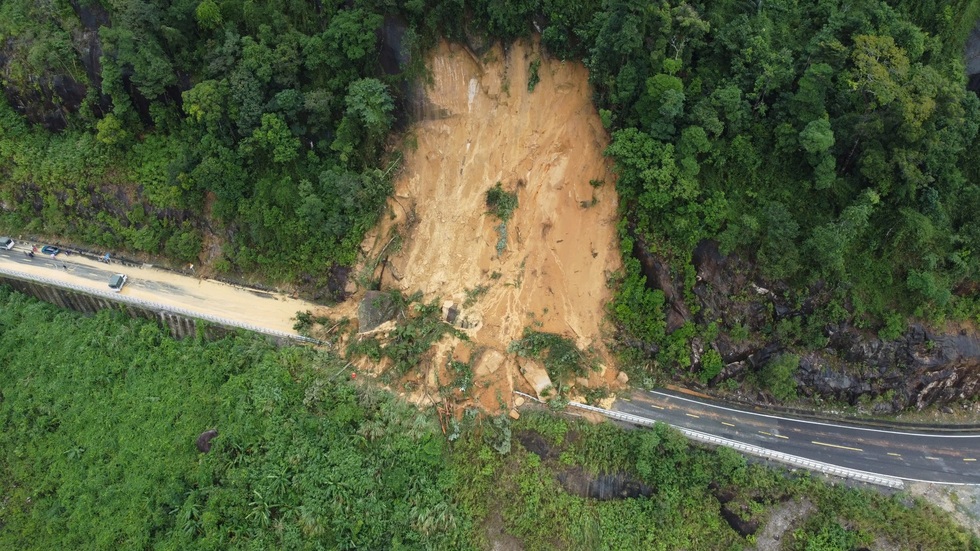 Doanh nghiệp "khóc", tài xế chật vật đổi lộ trình vì sạt lở đèo ở Lâm Đồng