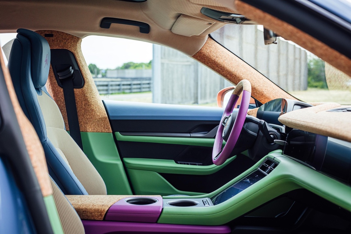 Chiêm ngưỡng chiếc Porsche Taycan sặc sỡ nhất thế giới - 7 Chiêm ngưỡng chiếc Porsche Taycan sặc sỡ nhất thế giới - 7