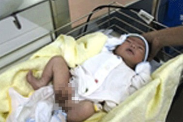 Cháu bé bị bỏ trong thùng rác được gia đình nhận về nuôi dưỡng