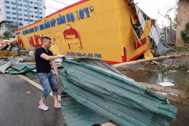 Người dân khắc phục thiệt hại sau bão ở Hạ Long