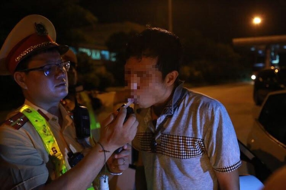 Cảnh sát giao thông phát hiện vụ vận chuyển 14 bánh heroin trên xe khách - 1 Cảnh sát giao thông phát hiện vụ vận chuyển 14 bánh heroin trên xe khách - 1