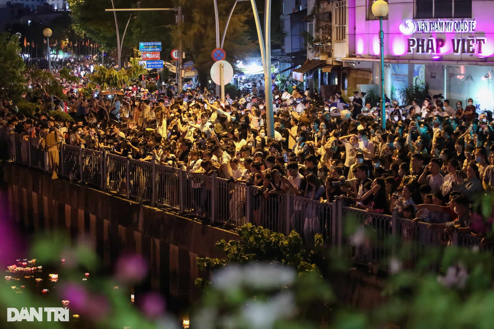 Hàng nghìn người dân ở TPHCM thả hoa đăng mừng Phật đản - 10 Hàng nghìn người dân ở TPHCM thả hoa đăng mừng Phật đản - 10