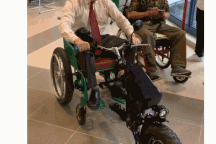 Chiếc xe lăn đầu kéo theo nguyên lý cổ gà của người đàn ông khuyết tật